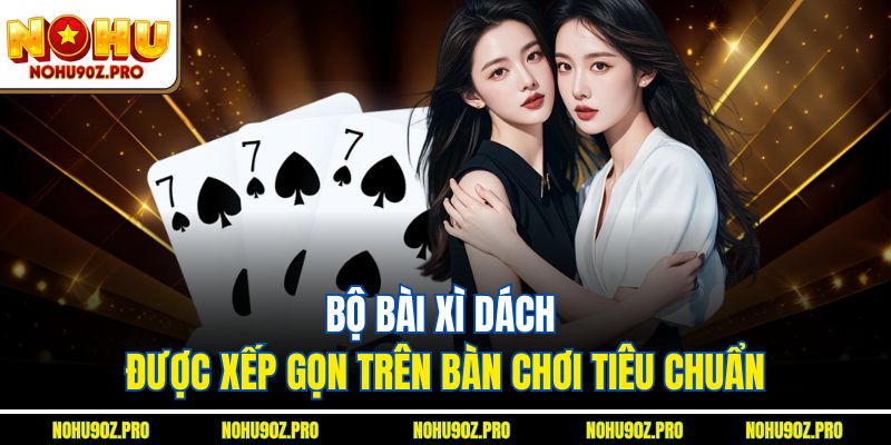 Bộ bài xì dách được xếp gọn trên bàn chơi tiêu chuẩn